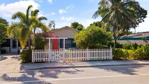 Property grounds - Just Beachy Bungalow Near Lake Ave (Lake Worth)