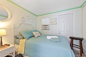 Room - Just Beachy Bungalow Near Lake Ave (Lake Worth)