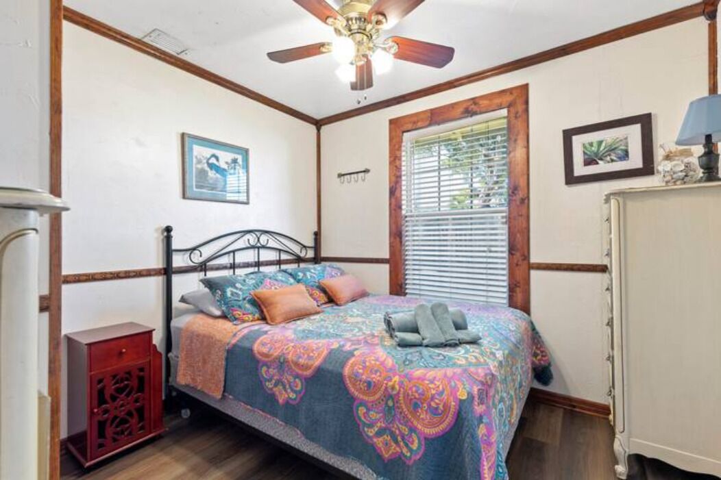 Charming Beach House Near Lake Ave