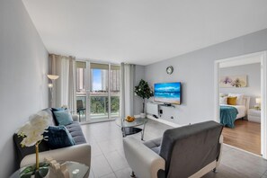 Smart-tv, een tafeltennistafel en boeken