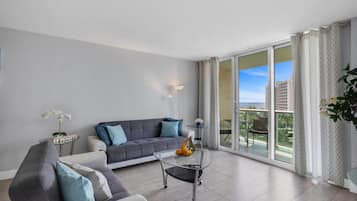 Smart-tv, een tafeltennistafel en boeken