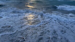 A beach with waves and a cloudy sky. - Ocean View, 1BD+1.5BA, Steps To Beach. Heated Pool. Ocean reserve (Sunny Isles Beach)