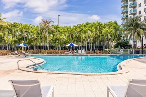 Piscina a l'aire lliure i piscina climatitzada 