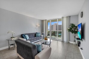 Televisor intel·ligent, taula de tennis de taula i llibres 