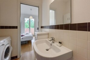Shower, hair dryer, bidet, towels