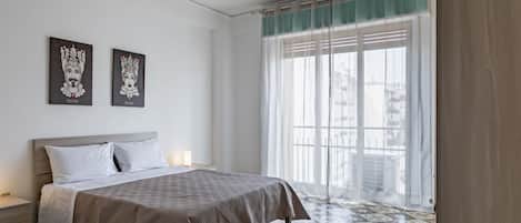 4 bedrooms, iron/ironing board, Internet, bed sheets