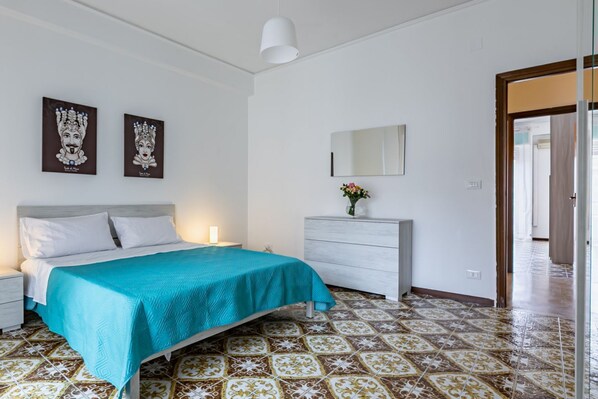 4 habitaciones, tabla de planchar con plancha, internet y ropa de cama 