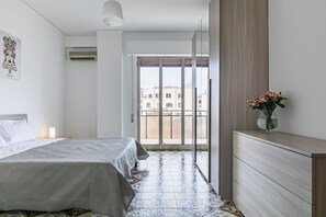 4 habitaciones, tabla de planchar con plancha y acceso a internet