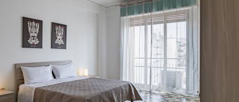 4 bedrooms, iron/ironing board, internet, bed sheets