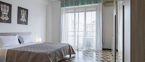 4 bedrooms, iron/ironing board, internet, bed sheets