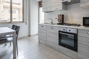 Een microgolfoven, een oven, een kookplaat