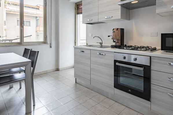 Mikrobølgeovn, ovn, kogeplade, kaffe-/temaskine