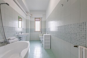 Baignoire, sèche-cheveux, bidet