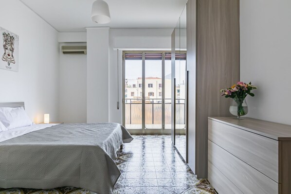 4 slaapkamers, een strijkplank/strijkijzer, internet, beddengoed