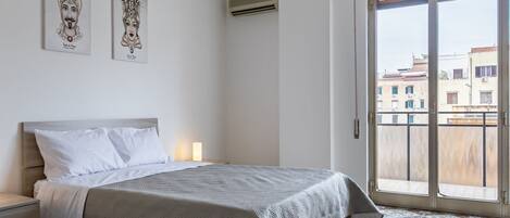 4 bedrooms, iron/ironing board, Internet, bed sheets