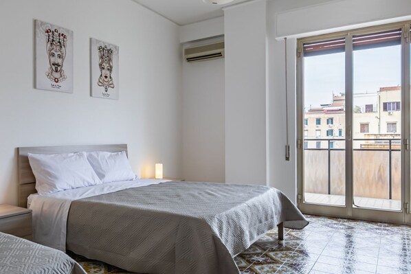 4 soverom, strykejern/-brett, internettilgang og sengetøy