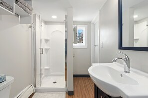 Regadera, secadora de cabello, papel de baño