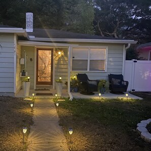 Exterior - Artsy Home (St. Petersburg)