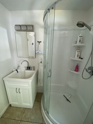 Shower, hair dryer, bidet, towels - Artsy Home (St. Petersburg)