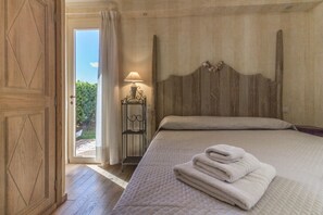 2 bedrooms, iron/ironing board, Internet, bed sheets - Porto Rotondo Apt w/ Parking & Veranda (Porto Rotondo)