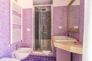 Douche, sèche-cheveux, bidet, serviettes fournies