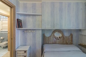 2 bedrooms, iron/ironing board, Internet, bed sheets