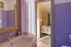 2 habitaciones, tabla de planchar con plancha, internet y ropa de cama 