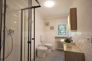Bathtub, bidet