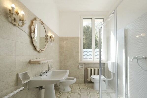 Badewanne, Haartrockner, Bidet, Handtücher