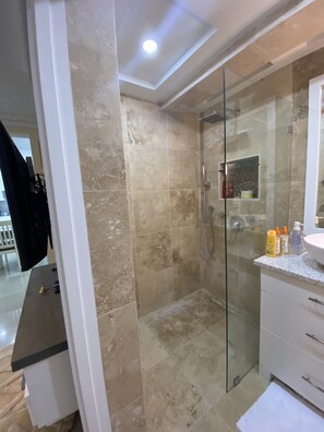 Dusche, Handtücher, Seife, Shampoo