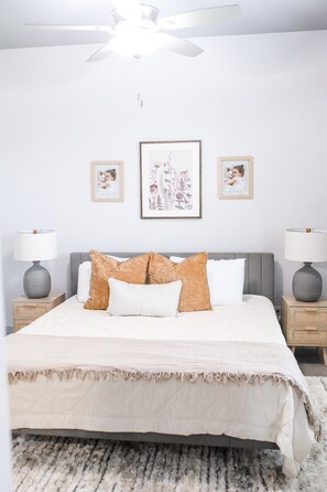 1 bedroom, iron/ironing board, free WiFi, bed sheets - King size bed in Jennings #208 (Fort Worth)