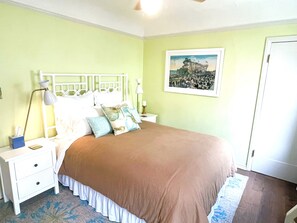 2 Schlafzimmer, Zimmersafe, Schreibtisch, Bügeleisen/Bügelbrett