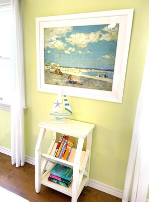 Interior - Best of The Shore, Sleeps 4.  Short walk to the beach, dining & shopping. (Long Beach)