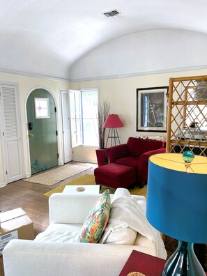 Smart TV, fireplace, DVD player, books - Best of The Shore, Sleeps 4.  Short walk to the beach, dining & shopping. (Long Beach)