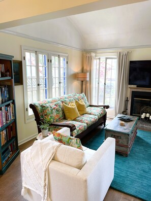 Smart TV, fireplace, DVD player, books - Best of The Shore, Sleeps 4.  Short walk to the beach, dining & shopping. (Long Beach)