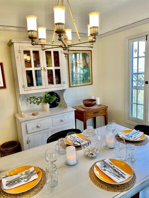 Dining - Best of The Shore, Sleeps 4.  Short walk to the beach, dining & shopping. (Long Beach)