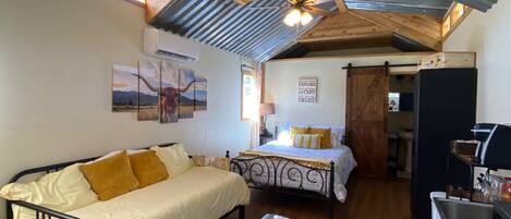 1 dormitori, planxa i posts de planxar, wifi i roba de llit