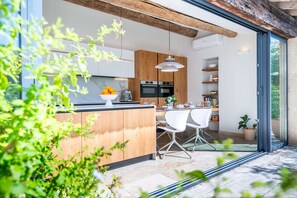 Kylskåp, mikrovågsugn, ugn och spishäll