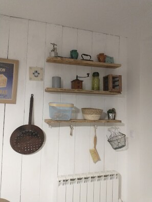 Interior - countryside hamlet house with garden (L'Isle-sur-la-Sorgue)