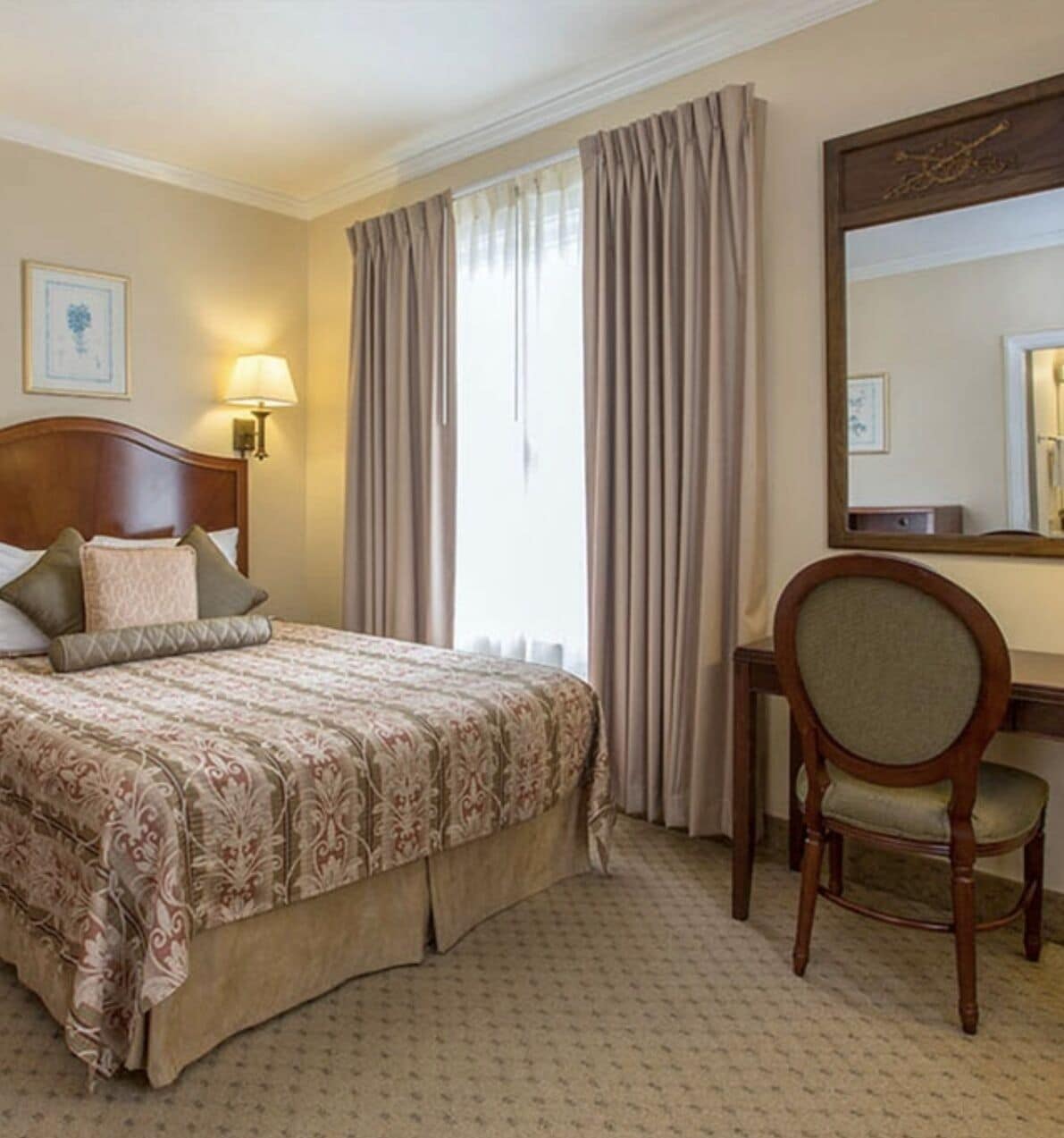 Deluxe Room, 1 Queen Bed | Bathroom