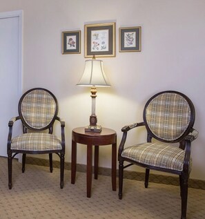 Deluxe Room, 1 Queen Bed | Bathroom | Free toiletries