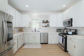 ثلاجة، ميكروويف، فرن، موقد طهي مسطح