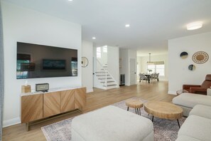 Smart TV, books - Beach Block • Sleeps 16 • Free Parking • Perfect for Groups (Atlantic City)