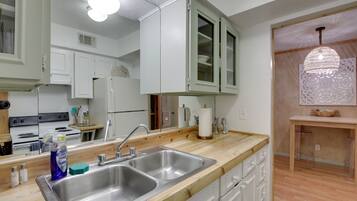 Coffee/tea maker, fridge, microwave, stovetop