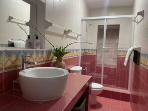 Douche, sĂšche-cheveux, serviettes fournies, savon