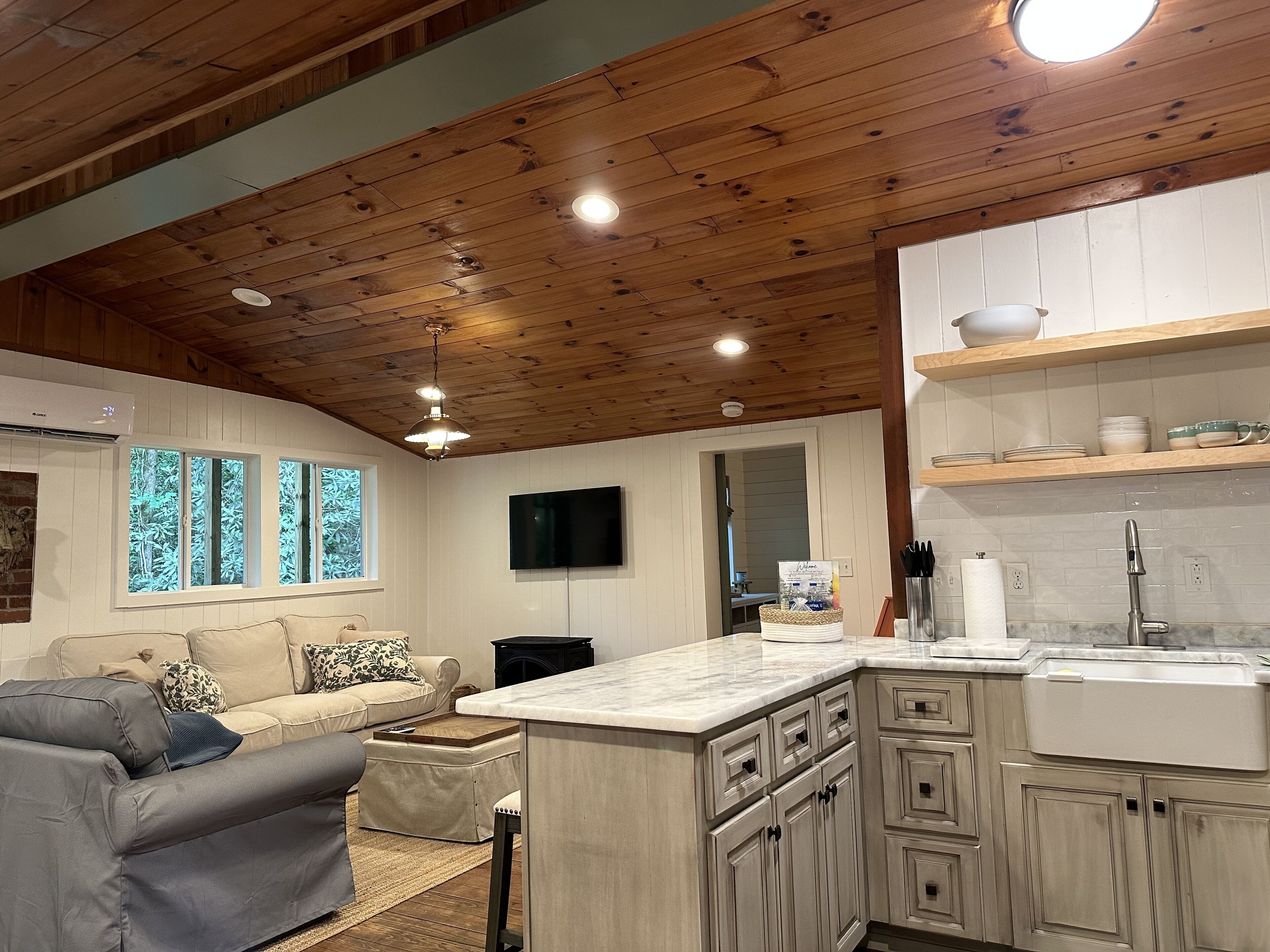 Cozy quiet Sassafras Mountain Cabin Near Table Rock and Amazing Waterfalls