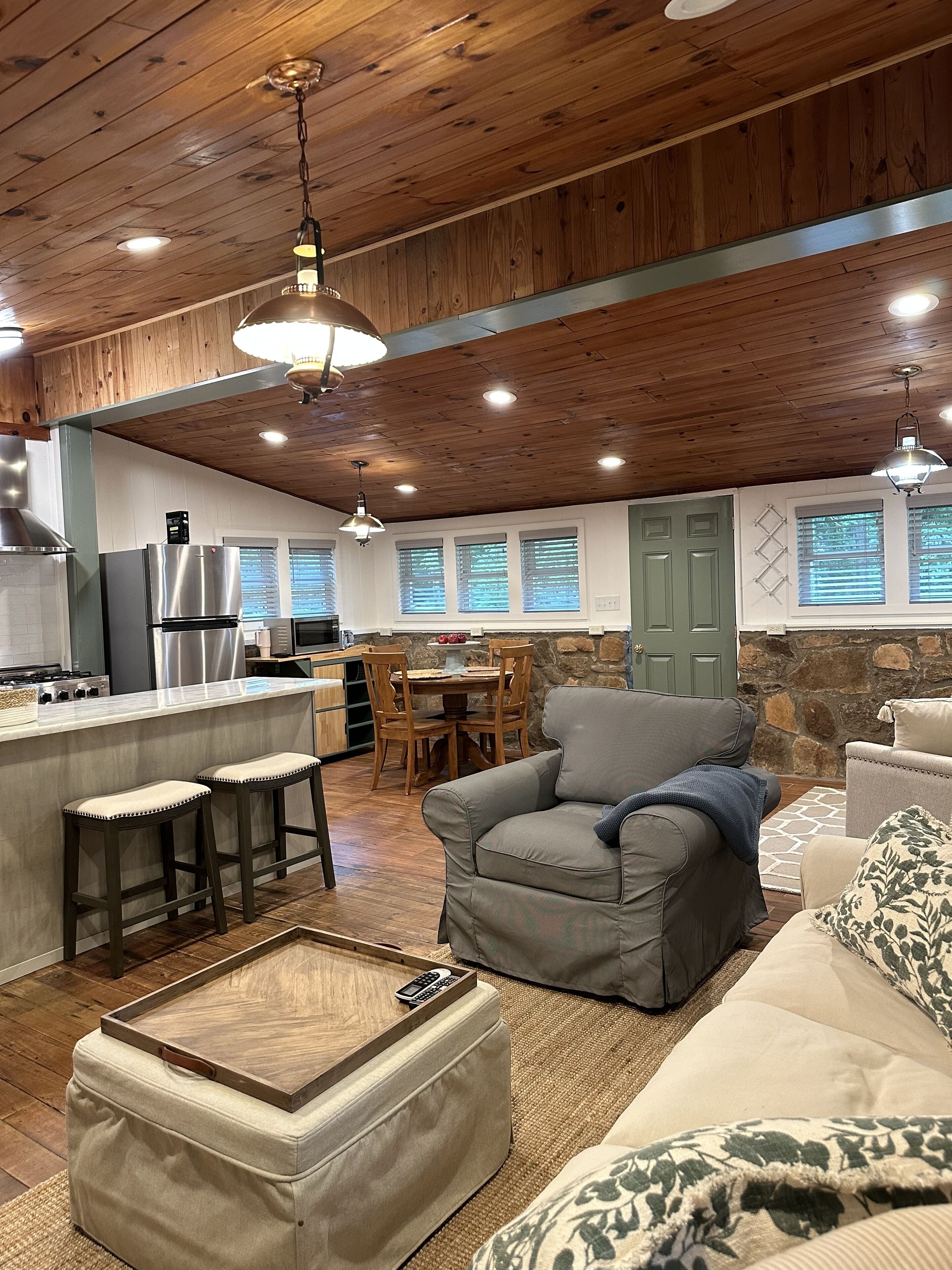 Cozy quiet Sassafras Mountain Cabin Near Table Rock and Amazing Waterfalls