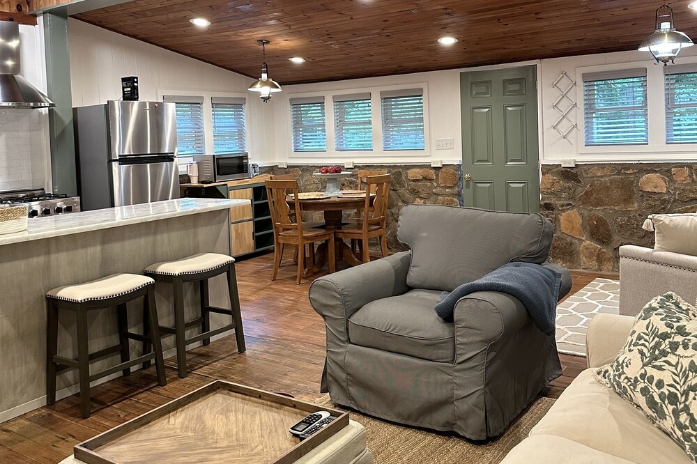 Cozy quiet Sassafras Mountain Cabin Near Table Rock and Amazing Waterfalls
