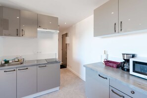 Kühlschrank, Mikrowelle, Toaster, Kochgeschirr/Geschirr/Besteck