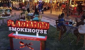 Outdoor dining - Beautiful house less than 5 mins away from beach and pool (Discovery Bay)